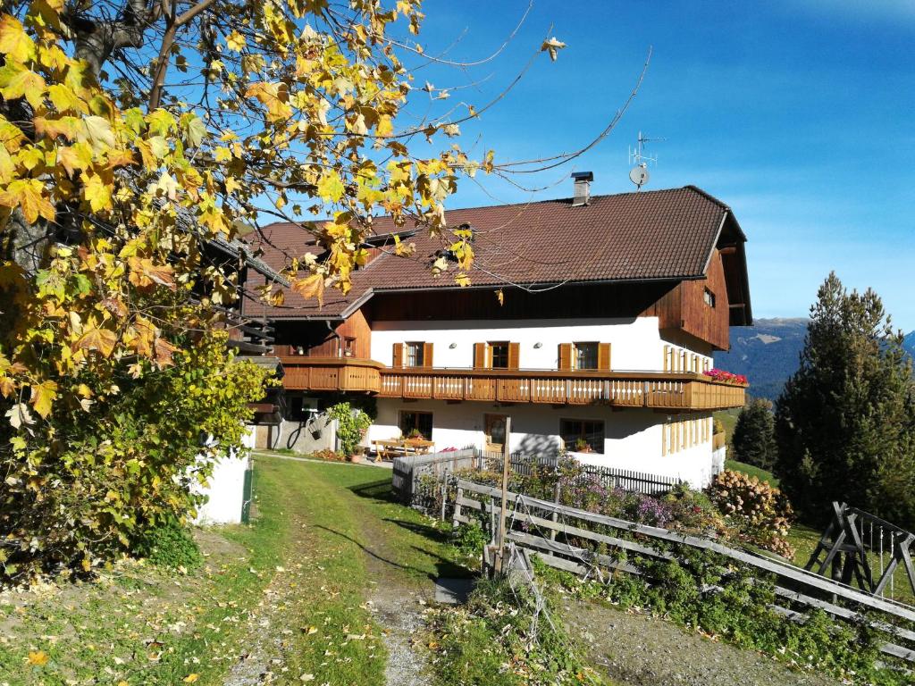 een huis aan de zijkant van een heuvel bij Bigraberhof in Valdaora