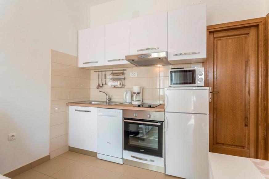 Kuchyň nebo kuchyňský kout v ubytování Apartmani Bezmalinović