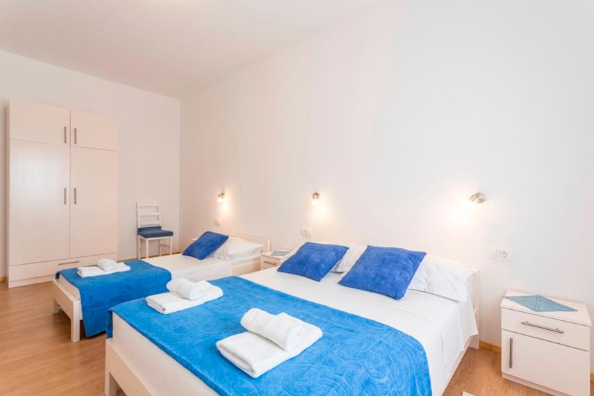 Postel nebo postele na pokoji v ubytování Apartmani Bezmalinović