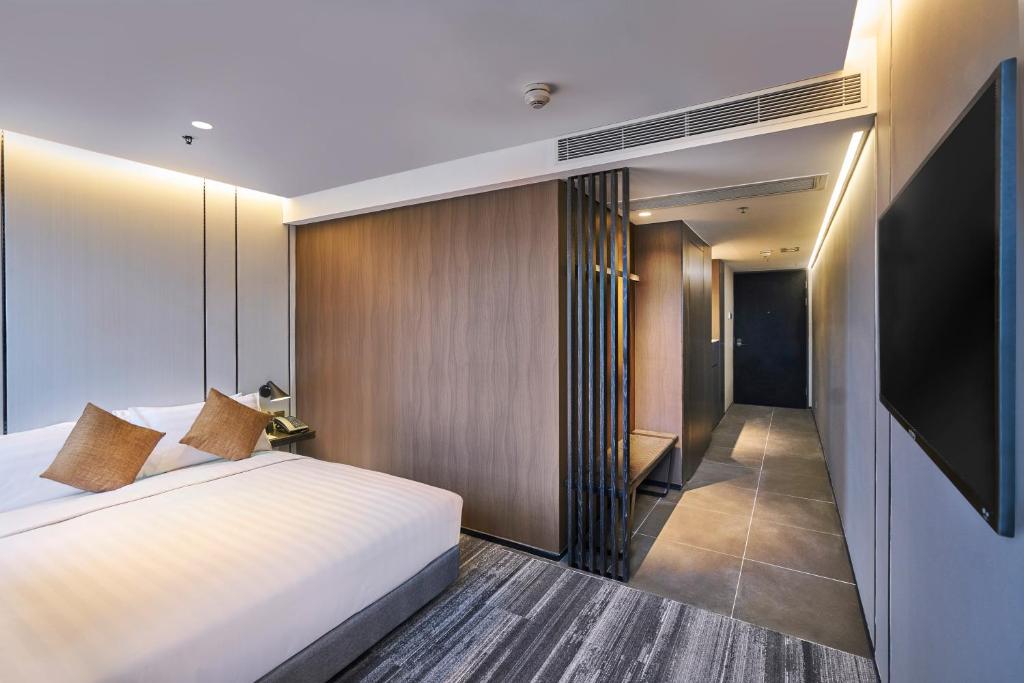 een hotelkamer met een bed en een televisie bij Hotel COZi Oasis in Hong Kong