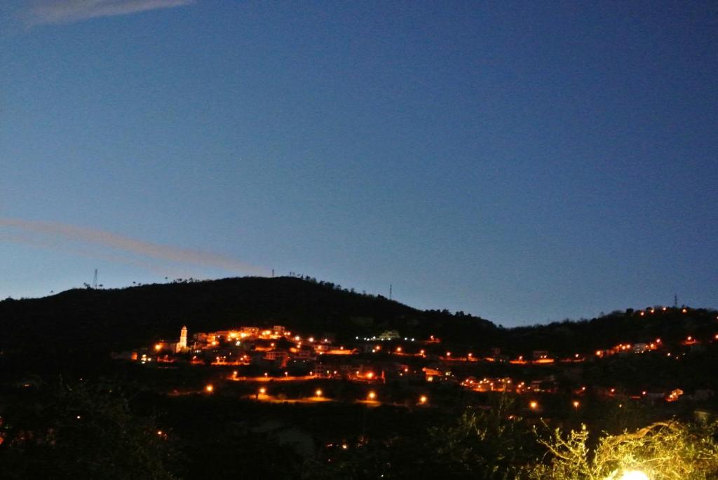 Nespecifikovaný výhled na hory nebo výhled na hory při pohledu z aparthotelu