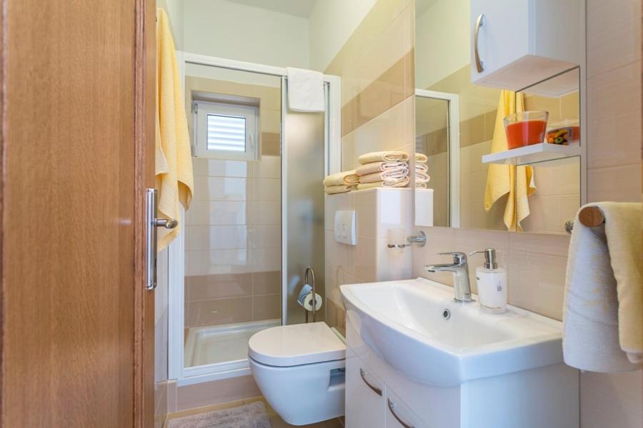 Koupelna v ubytování Apartmani Bezmalinović