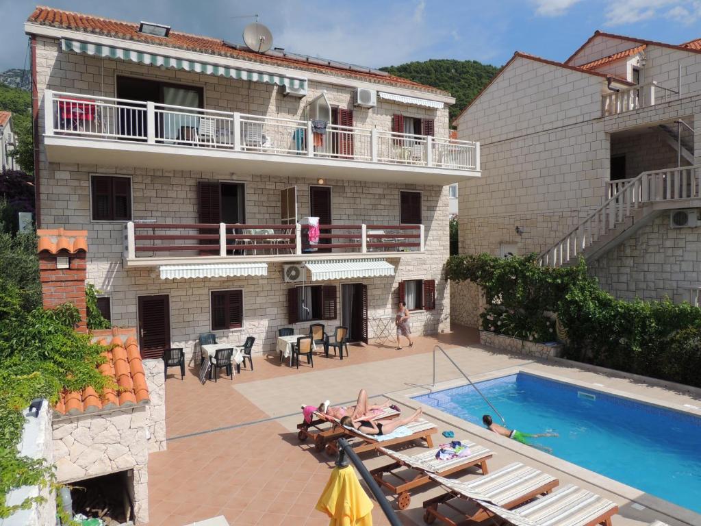 Bazén v ubytování Apartmani Bezmalinović nebo v jeho okolí