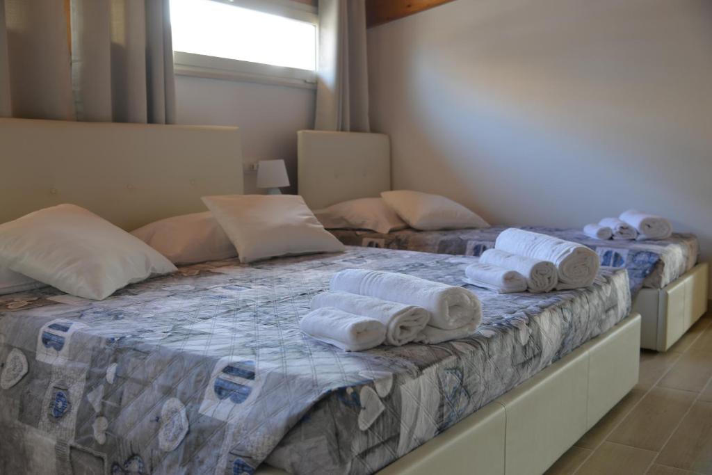 two beds with towels on them in a room at B&B Le Mansarde in Pescara