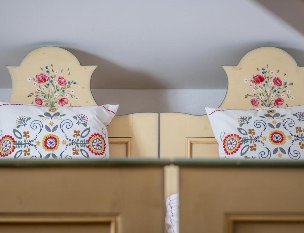 2 almohadas sentadas encima de una cama en Casa Kraus en Criţ