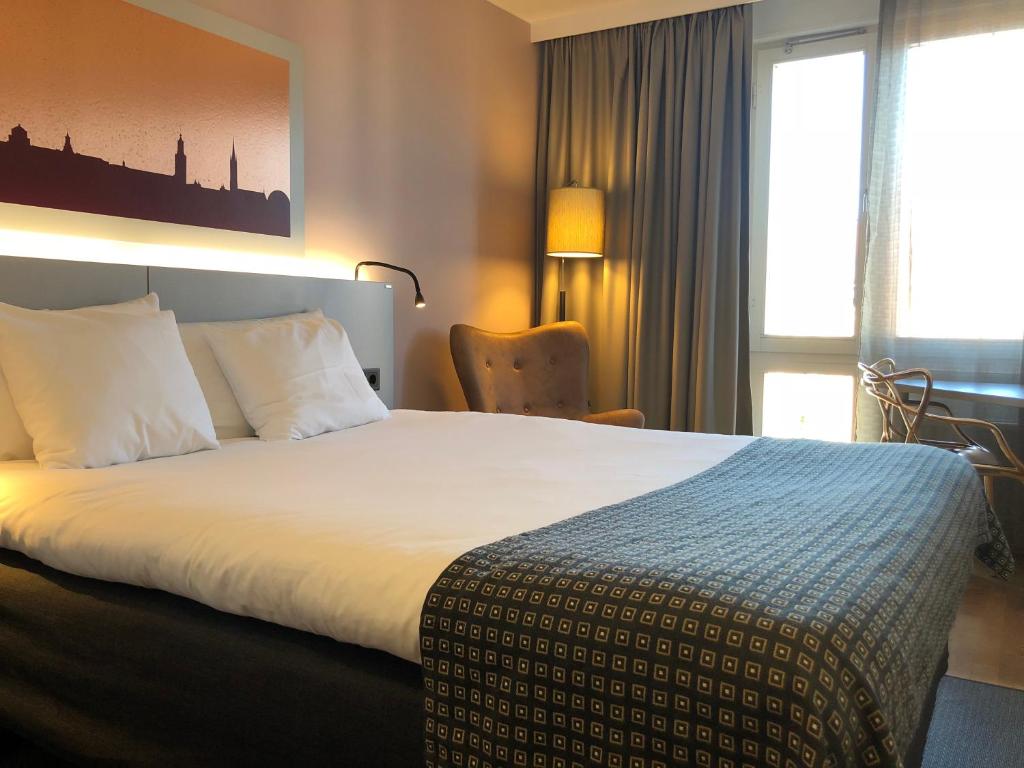 Cette chambre comprend un grand lit et une fenêtre. dans l'établissement Hotel Birger Jarl, à Stockholm