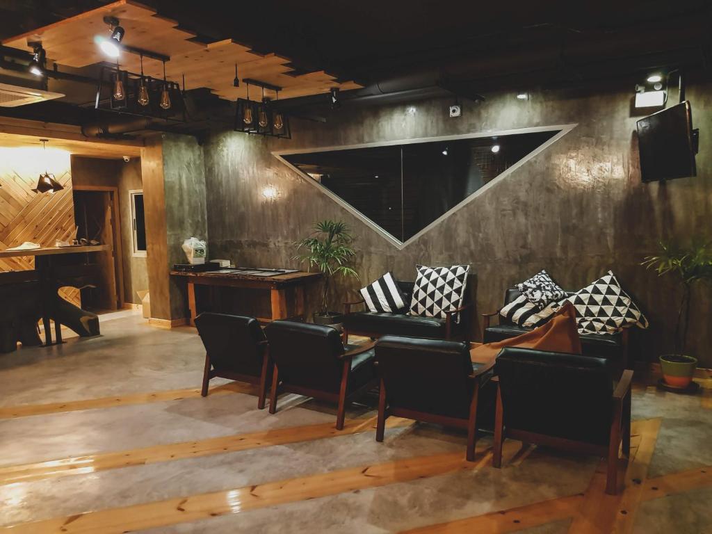 Uma área de estar em EcoLoft Hotel - SHA Plus