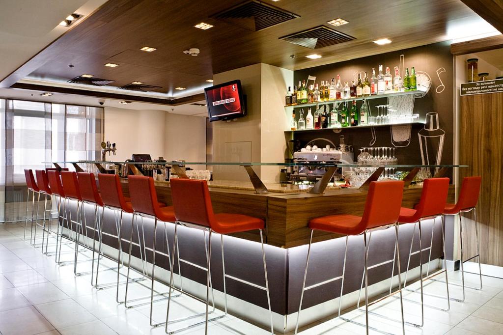 TV a/nebo společenská místnost v ubytování ibis Kyiv City Center