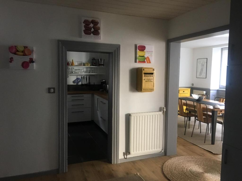 une cuisine avec une porte menant à une salle à manger dans l'établissement La Grenouillère, à Colmar