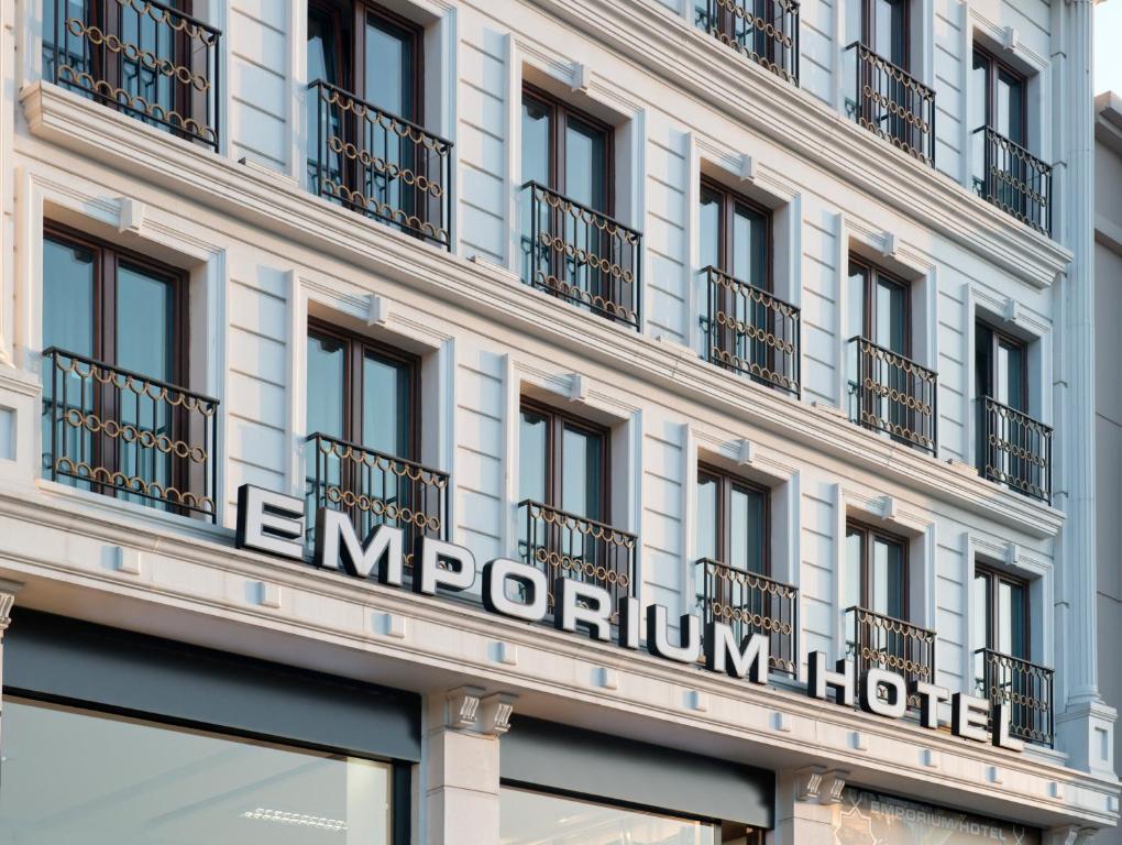una señal de hotel en el lateral de un edificio en Emporium Hotel, en Estambul