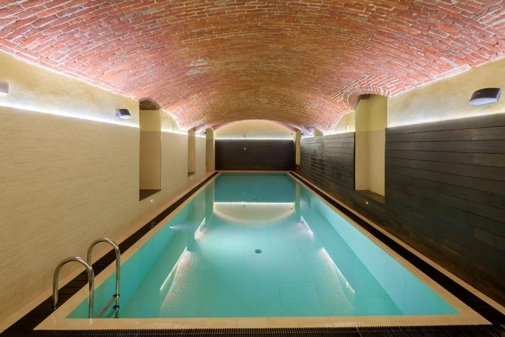 einen Pool in einem Tunnel mit Ziegeldecke in der Unterkunft Residenza Porta Volta in Mailand