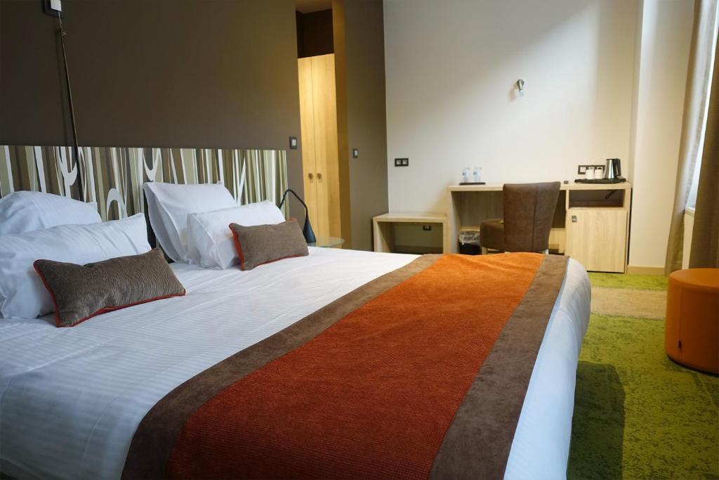 Postel nebo postele na pokoji v ubytování Hôtel du Parc Ath