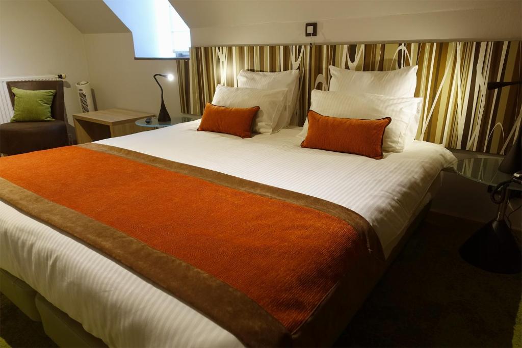 Postel nebo postele na pokoji v ubytování Hôtel du Parc Ath