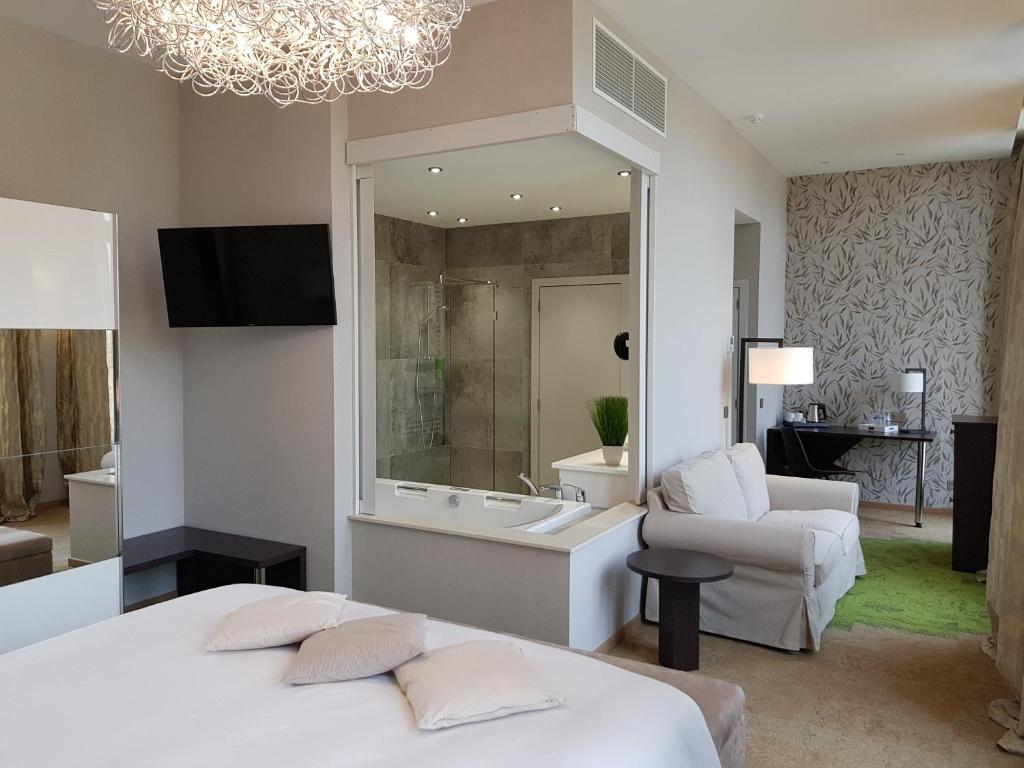 Postel nebo postele na pokoji v ubytování Hôtel du Parc Ath
