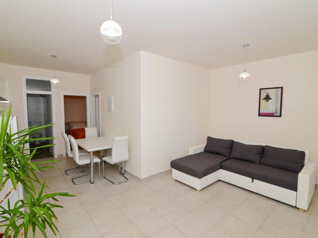 Posedenie v ubytovaní Apartment in Ljubac with Garden