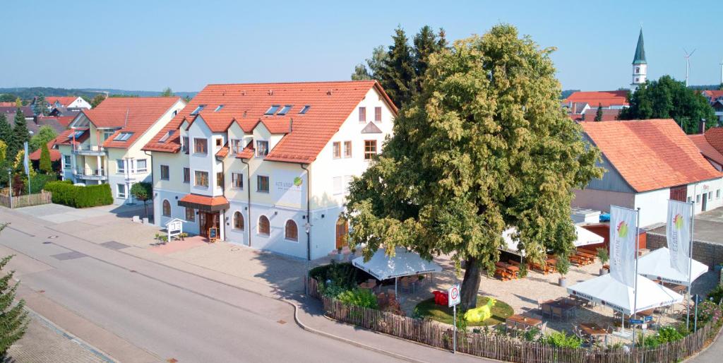 Eine Vogelperspektive auf eine Stadt mit Häusern und einem Baum in der Unterkunft ALTE LINDE Landhotel & Restaurant in Aalen