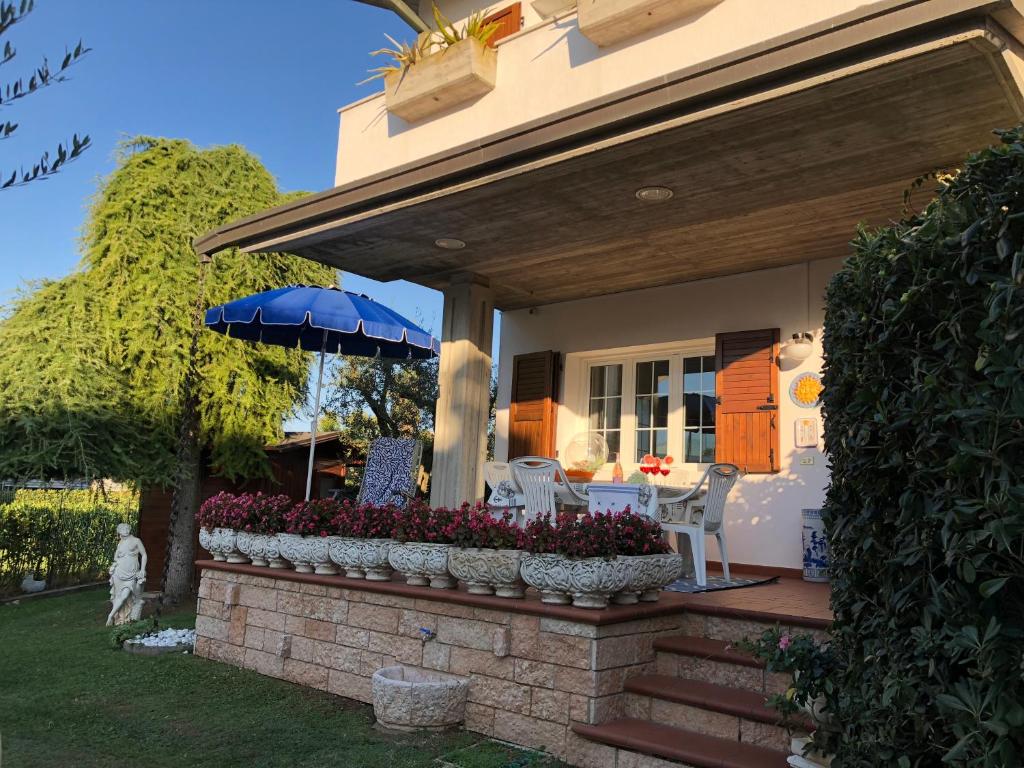 シルミオーネにあるYour Perfect Placeの花と傘のある家のポーチ