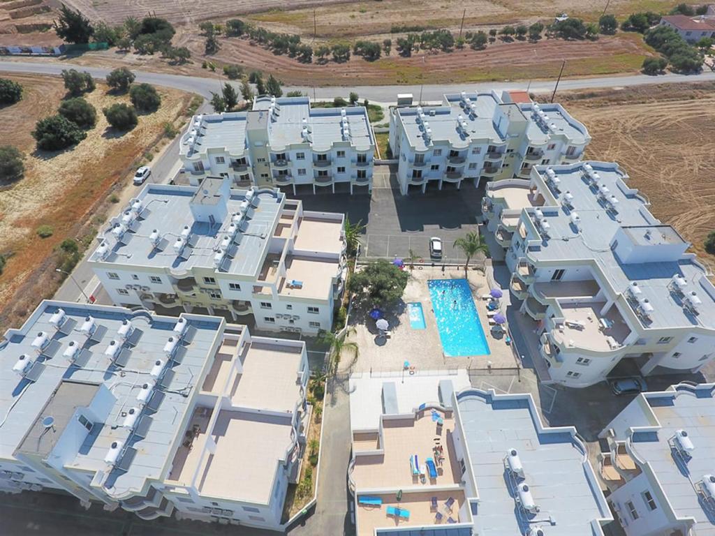 - une vue aérienne sur un grand complexe d'appartements avec une piscine dans l'établissement Oceania Bay Village, à Pýla