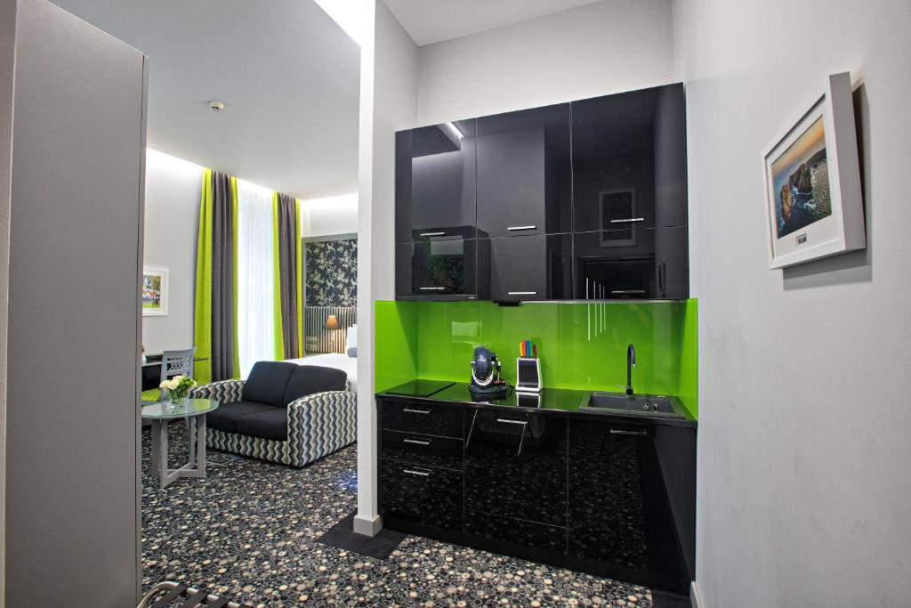 Una cocina o cocineta en Hotel Central Sarajevo