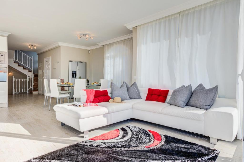 Posedenie v ubytovaní LUXURY WHITE VILLA with sea view, heated pool