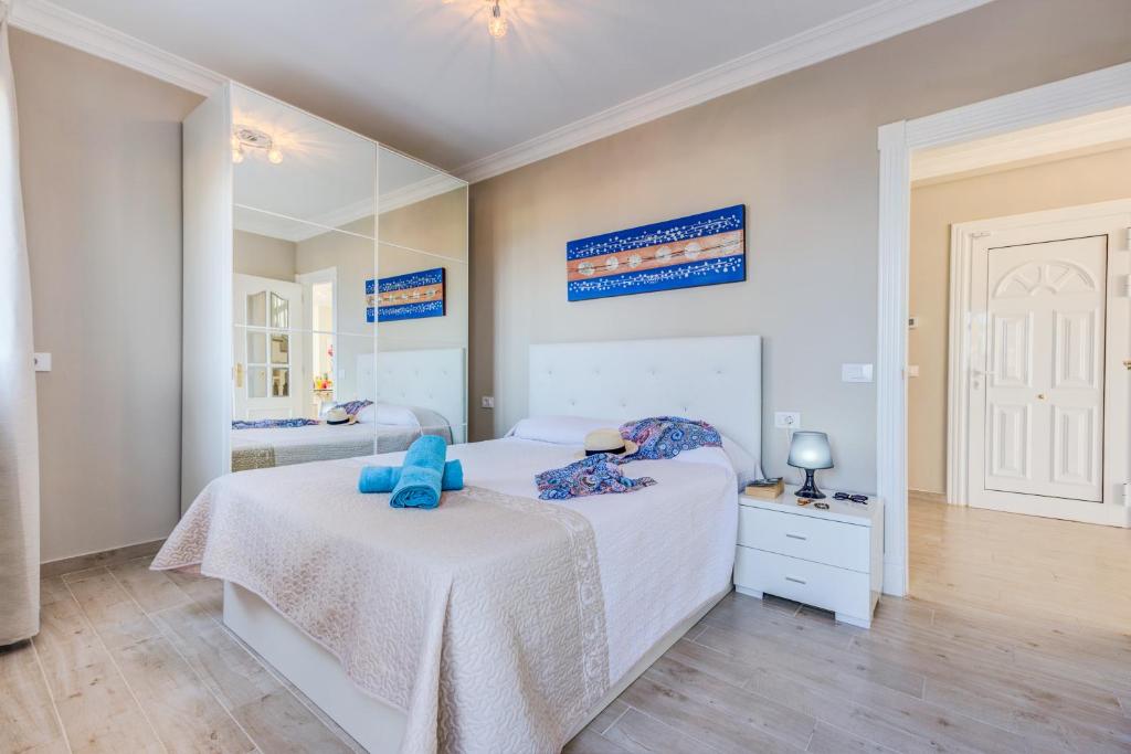 Posteľ alebo postele v izbe v ubytovaní LUXURY WHITE VILLA with sea view, heated pool