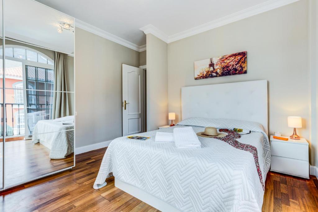 Posteľ alebo postele v izbe v ubytovaní LUXURY WHITE VILLA with sea view, heated pool