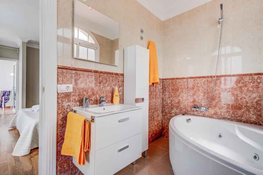 Kúpeľňa v ubytovaní LUXURY WHITE VILLA with sea view, heated pool
