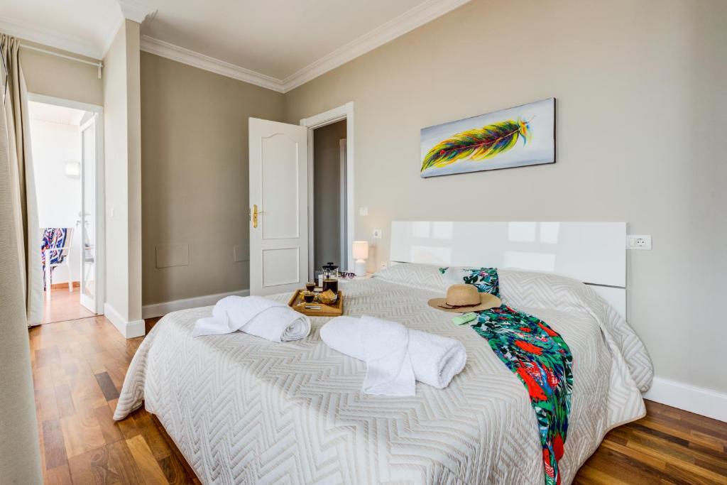 Posteľ alebo postele v izbe v ubytovaní LUXURY WHITE VILLA with sea view, heated pool