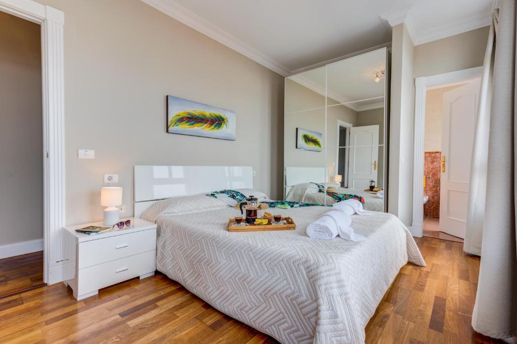 Posteľ alebo postele v izbe v ubytovaní LUXURY WHITE VILLA with sea view, heated pool