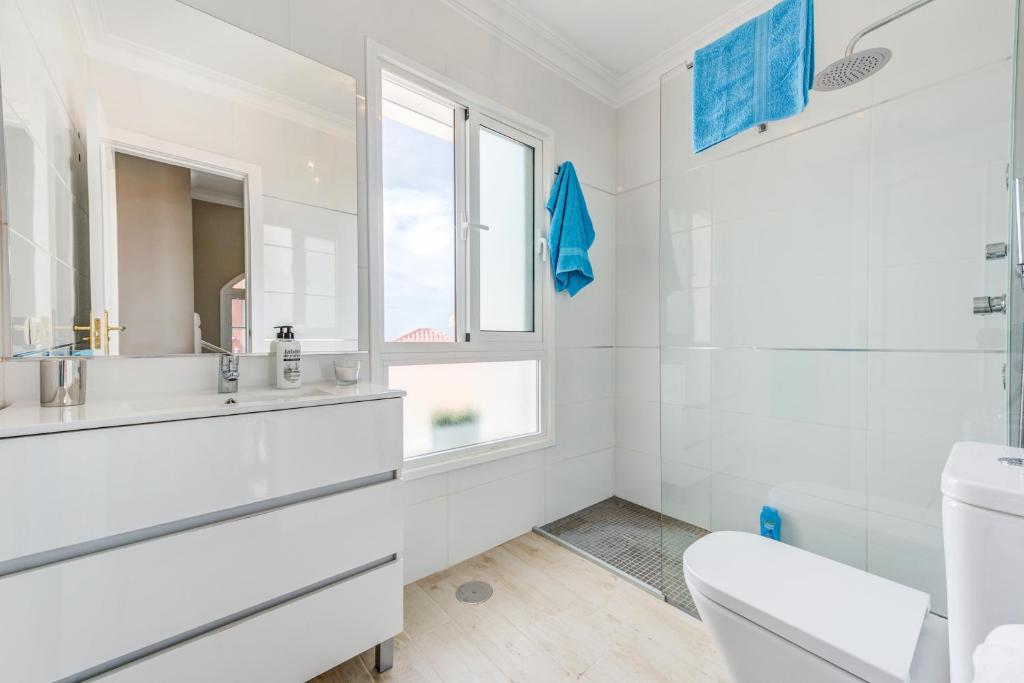 Kúpeľňa v ubytovaní LUXURY WHITE VILLA with sea view, heated pool