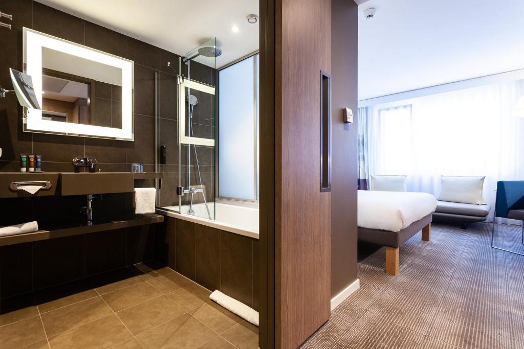 Postel nebo postele na pokoji v ubytování Novotel Basel City
