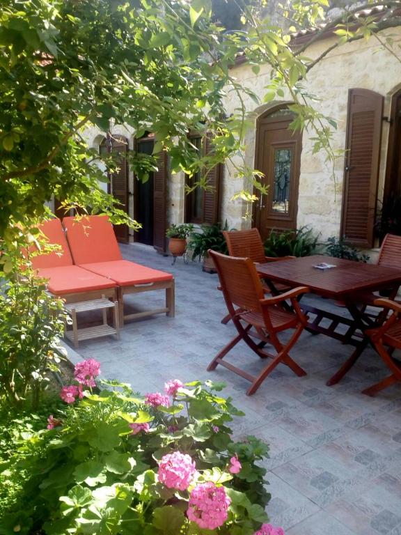Artemisia Traditional Home - Studio (2 Adults)