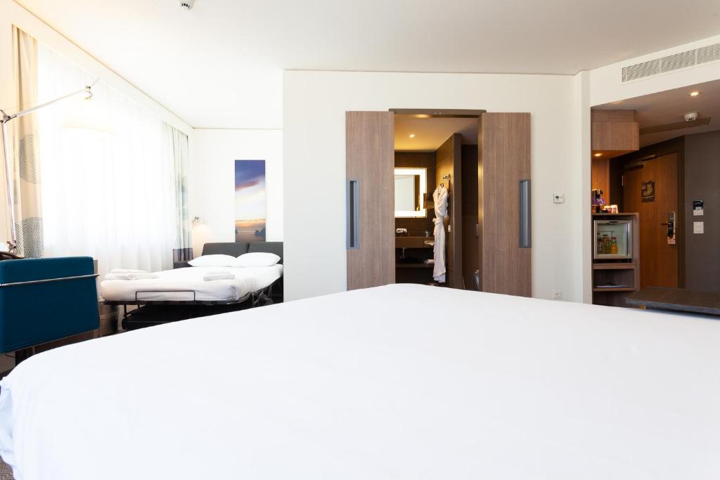 Novotel Basel City - Executive Queen Room With Sofa