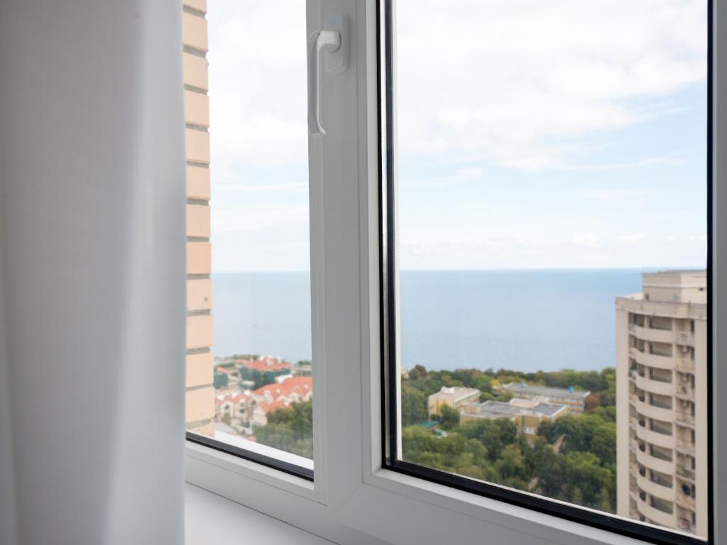 une fenêtre avec vue sur la ville dans l'établissement ArcadiaSky, à Odessa