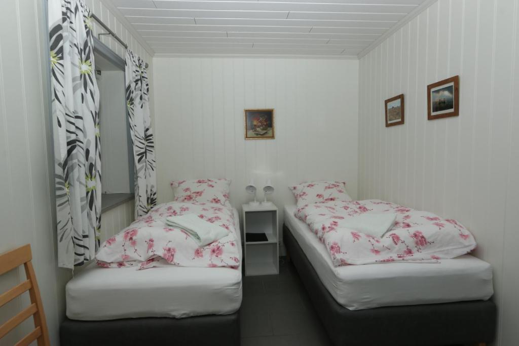 Postel nebo postele na pokoji v ubytování Guesthouse Steindórsstadir, West Iceland
