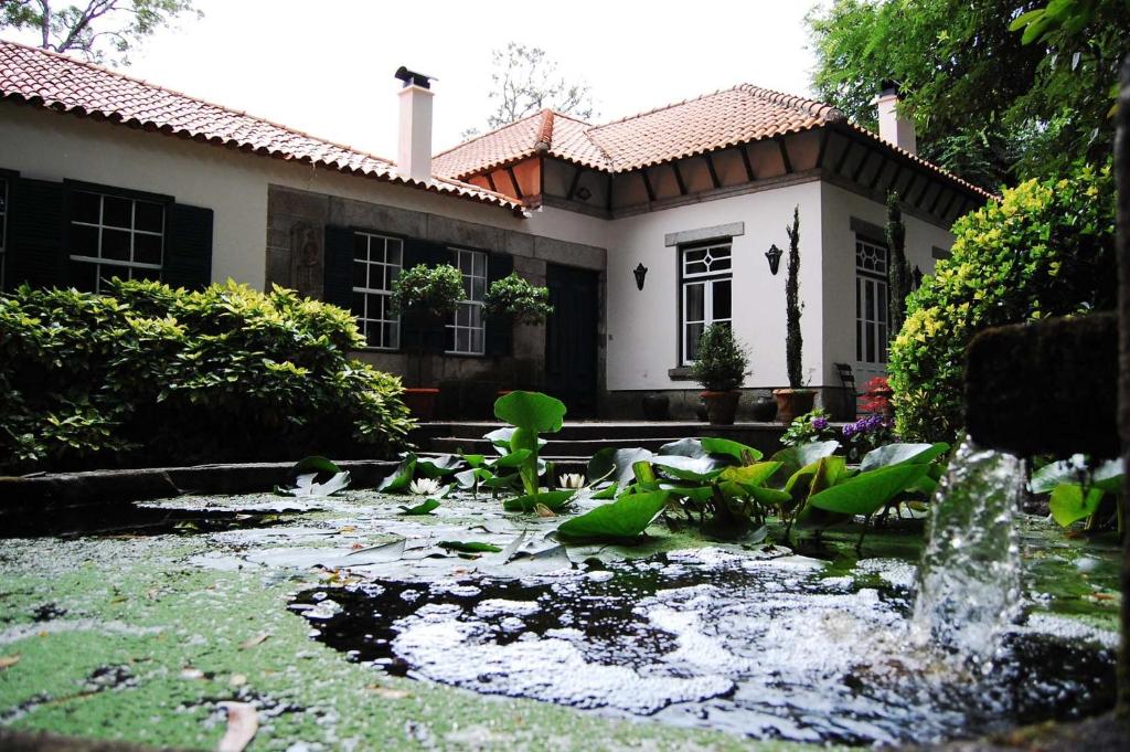 Um jardim no exterior de Casa de Esteiro