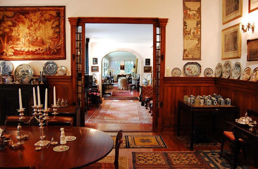 um quarto com uma mesa e pratos na parede em Casa de Esteiro em Caminha