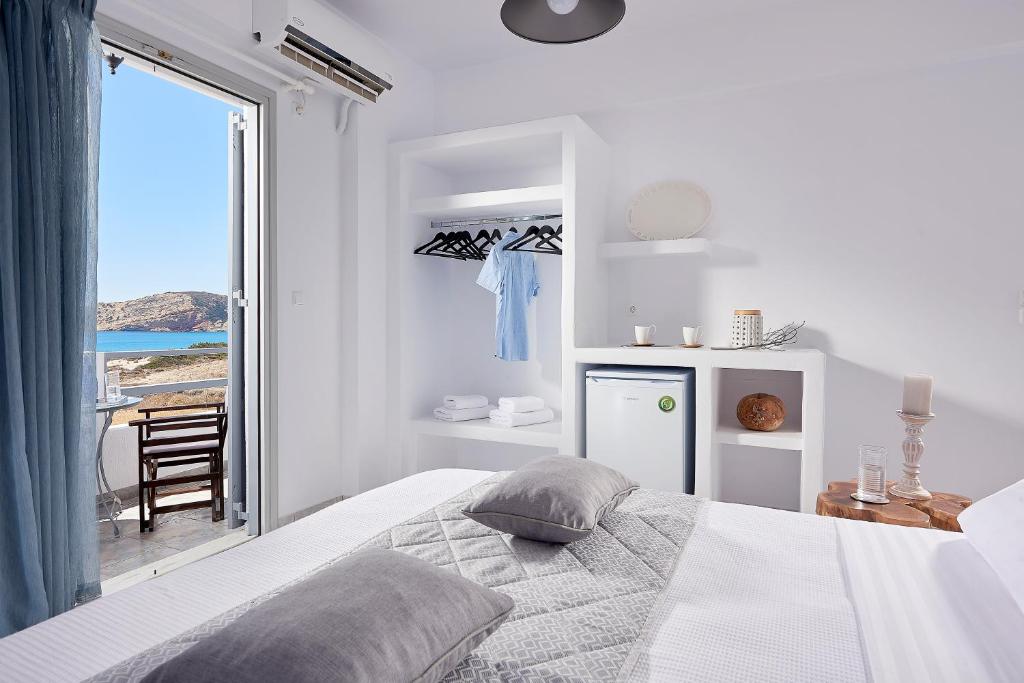 Postel nebo postele na pokoji v ubytování Muses Rooms Milos