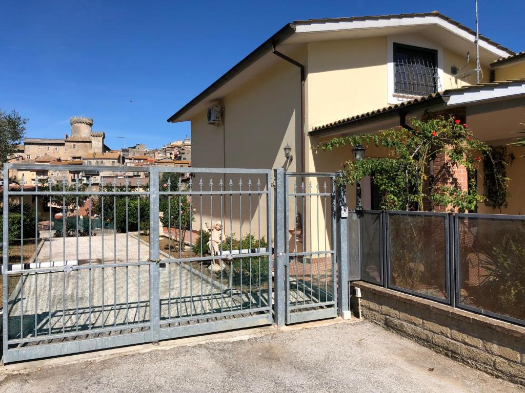 un cancello di fronte a una casa di Monica's Villa a Fiano Romano