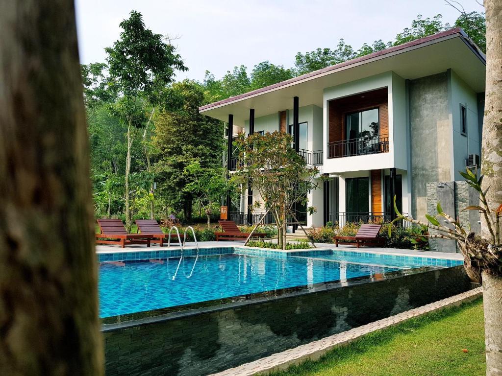 Bazén v ubytování Evergreen Koh Chang Resort nebo v jeho okolí