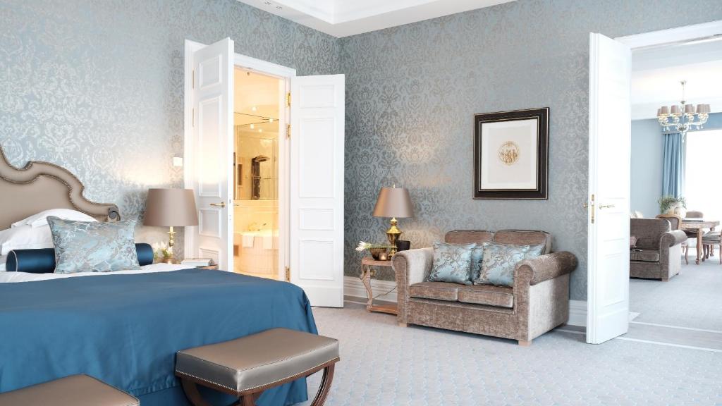Postel nebo postele na pokoji v ubytování Althoff Grandhotel Schloss Bensberg