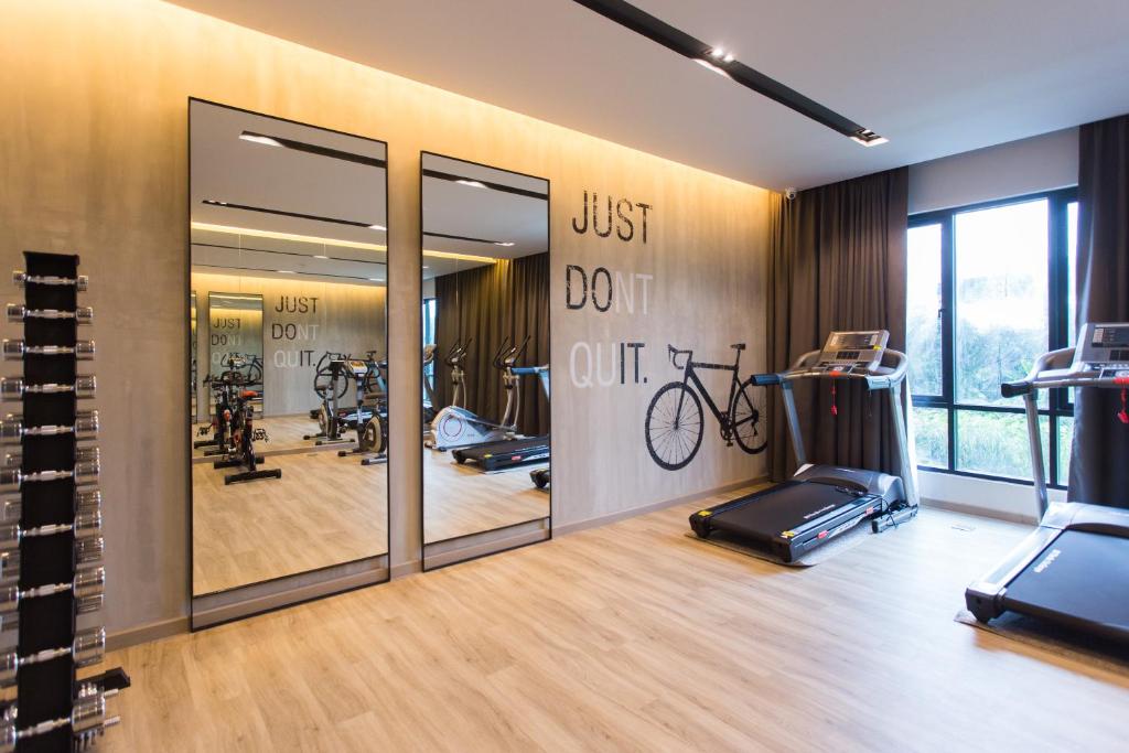 Fitness centrum a/nebo fitness zařízení v ubytování The Journey Hotel Bangna