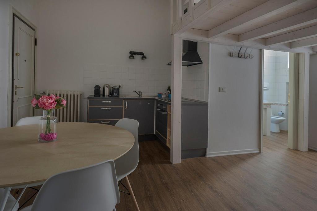 Kuchyňa alebo kuchynka v ubytovaní New loft in the heart of Bologna 2