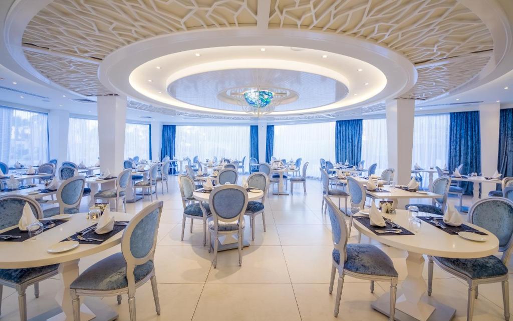 Εστιατόριο ή άλλο μέρος για φαγητό στο Adams Beach Hotel & Spa