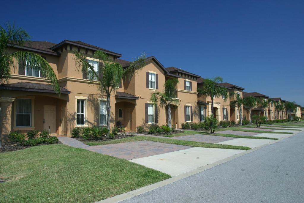 rząd domów z palmami na ulicy w obiekcie Regal Palms Resort & Spa w mieście Davenport