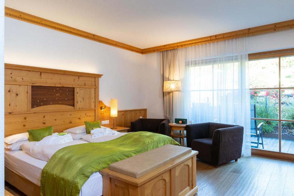 Postel nebo postele na pokoji v ubytování Vitalhotel Dosses