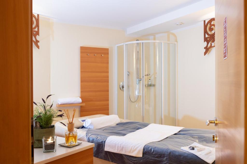 Postel nebo postele na pokoji v ubytování Vitalhotel Dosses