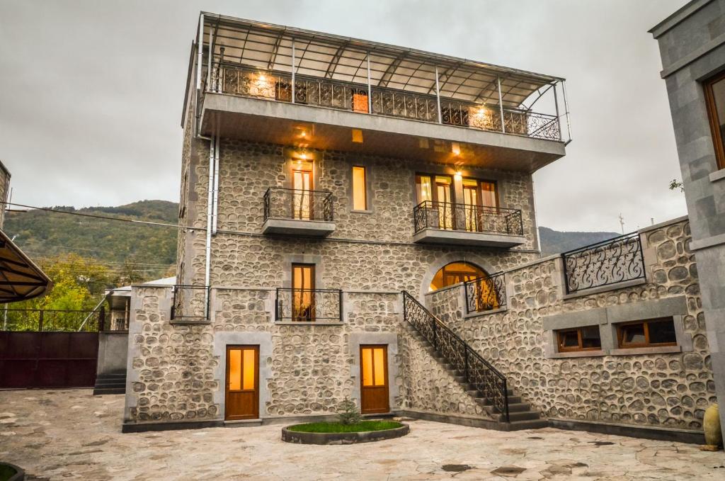 Nespecifikovaný výhled na hory nebo výhled na hory při pohledu z hotelu