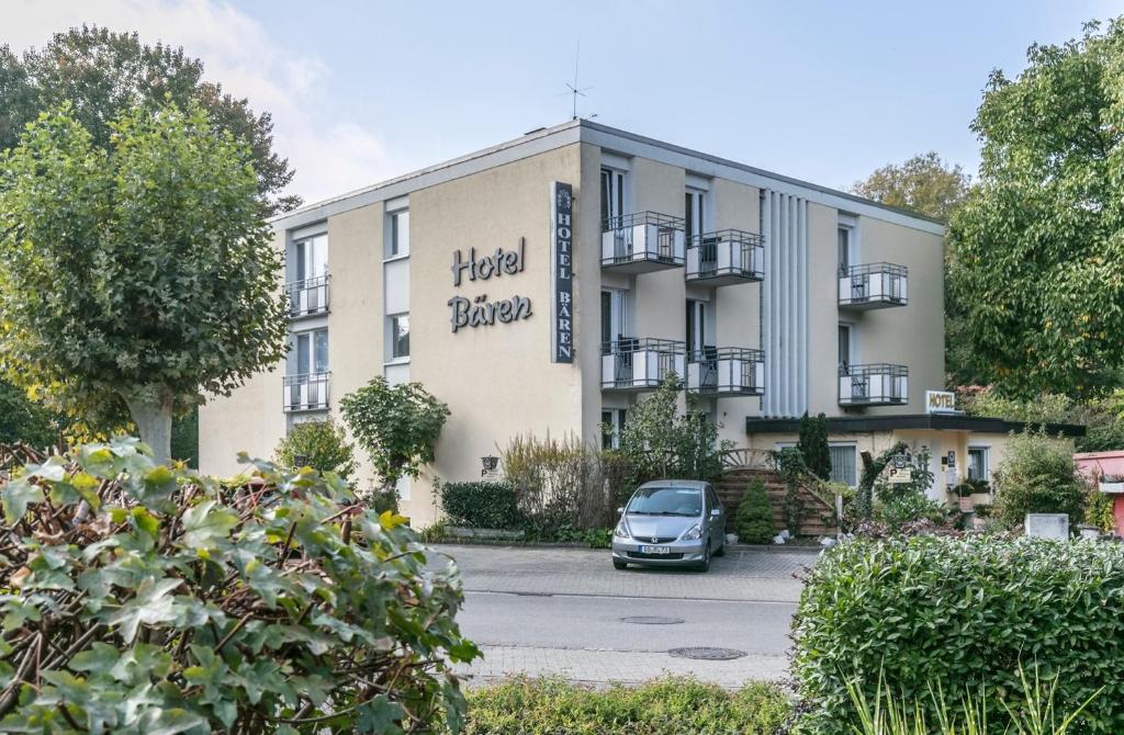 um edifício com um carro estacionado em frente em Hotel Bären em Bad Krozingen