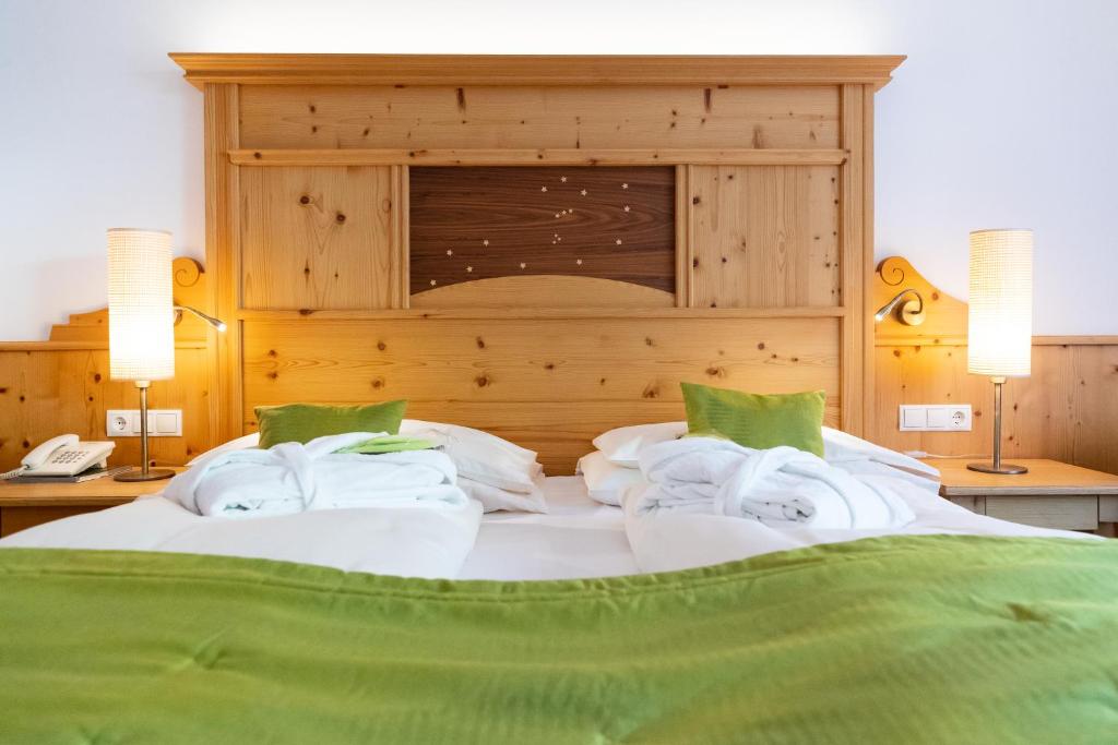 Postel nebo postele na pokoji v ubytování Vitalhotel Dosses